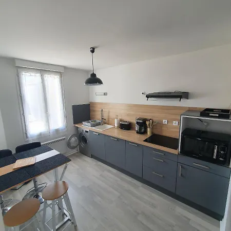 De La Tour Apartment *