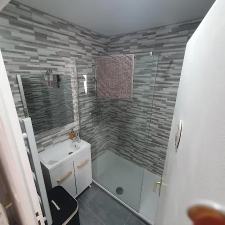 De La Tour Apartment *
